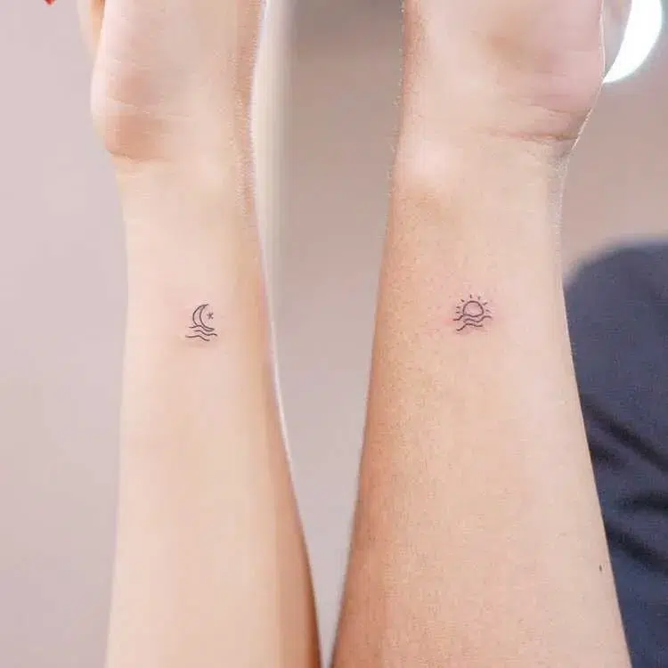 petit tatouage discret pour couple sur les poignet