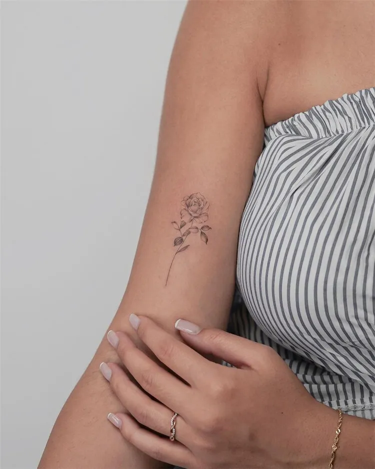 petit tatouage discret pour femme rose sur l'avant bras