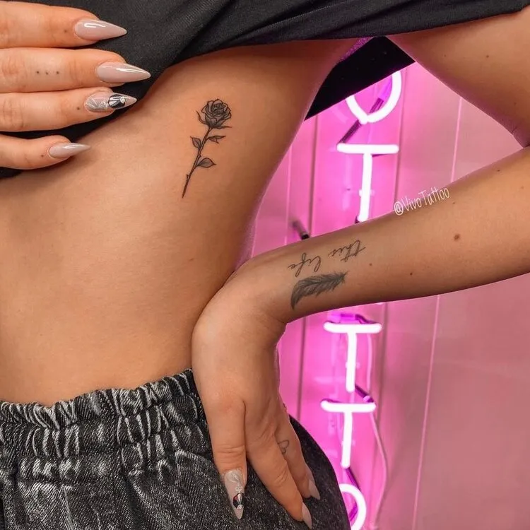 petit tatouage discret pour femme sur la côte tatouage rose