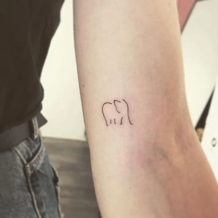 petit tatouage discret pour femme sur l'avant bras tatouage famille éléphant