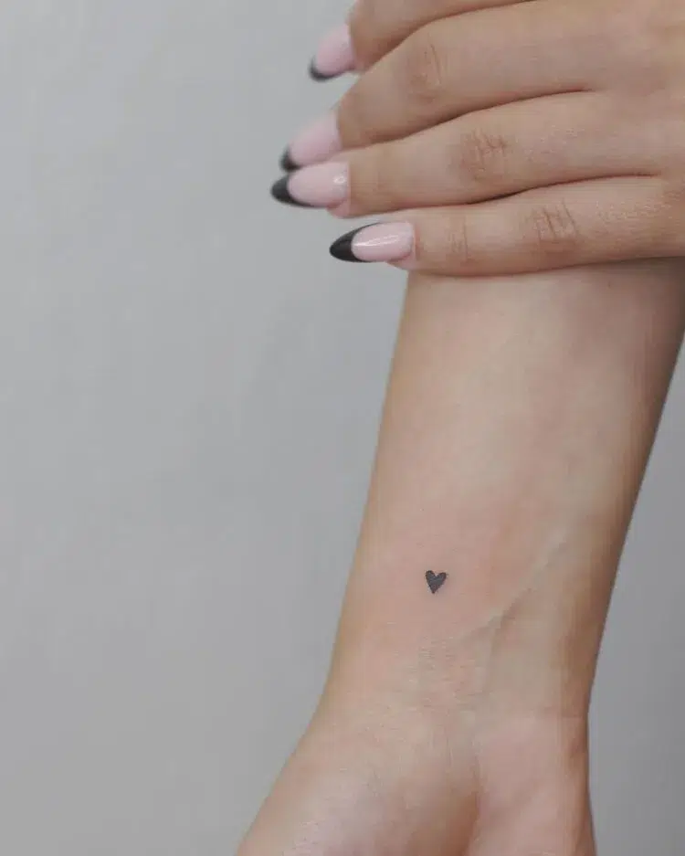 petit tatouage discret pour femme sur le poignet mini coeur