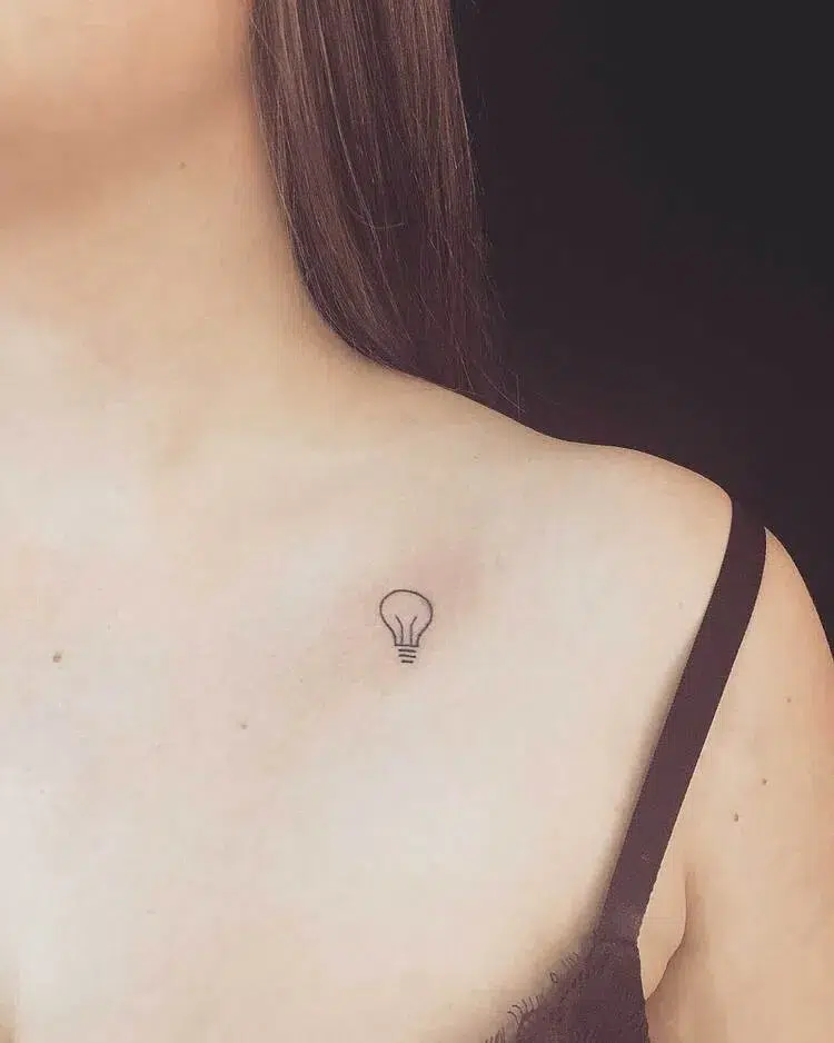 petit tatouage discret pour femme sur l'épaule tatouage minimaliste