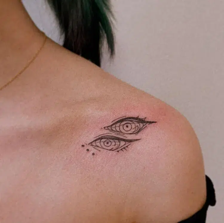 petit tatouage discret pour femme sur l'épaule tattoo yeux