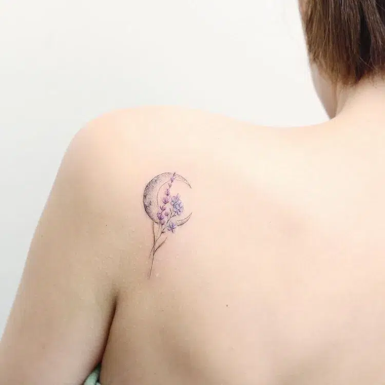 petit tatouage discret pour femme sur l'omoplate tatouage coloré