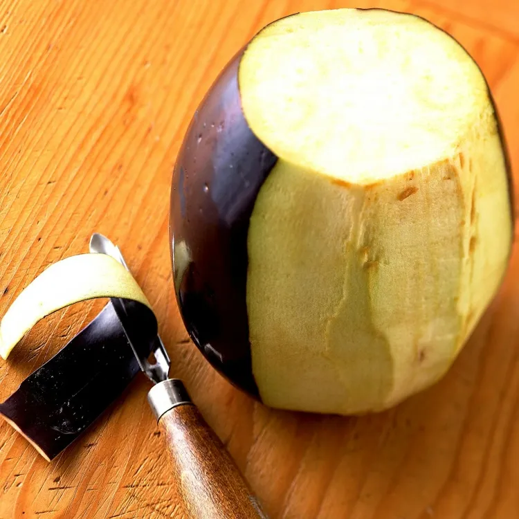 peut on manger la peau des aubergines laisser peau contient nutriments boire eau perte poids