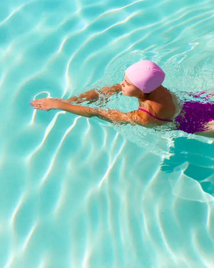 porter bonnet natation pour protéger ses cheveux colorés du chlore piscine vacances été 2023