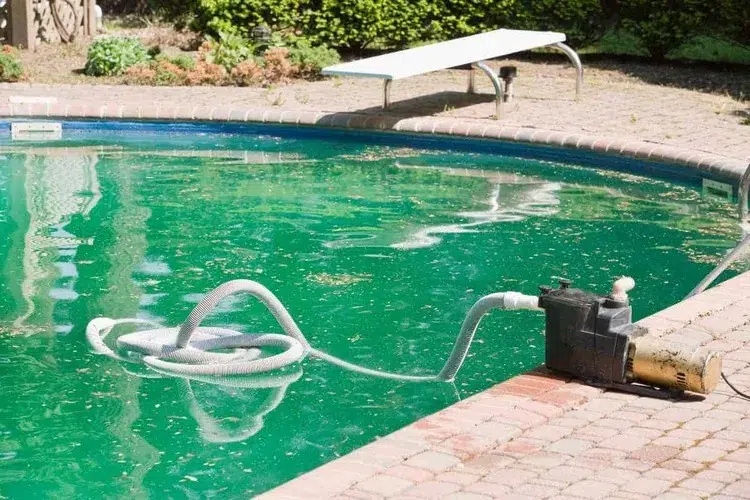 pourquoi l'eau de piscine devient verte après un orage remèdes