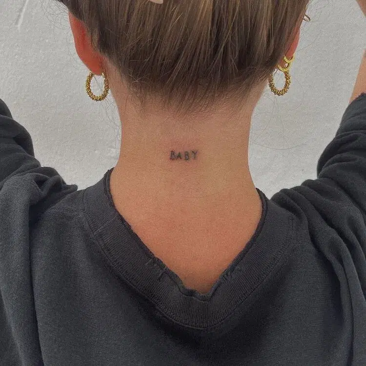 tatouage minimaliste pour femme sur la nuque