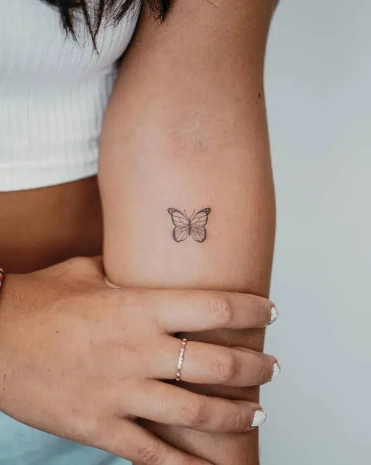 tatouage minimaliste pour femme tatouage papillon sur l'avant bras