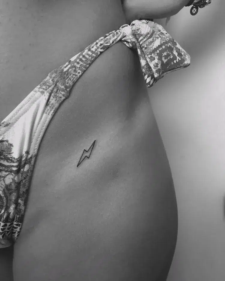 tatouage minimaliste pour femme tattoo éclair très discret