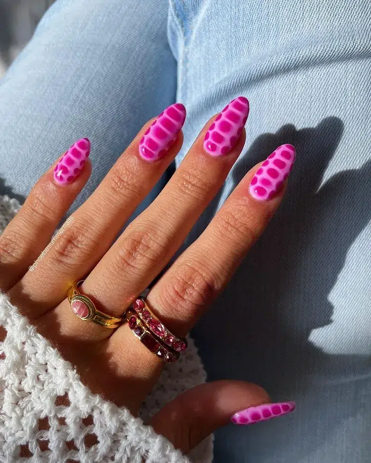 tendance barbiecore nail art manucure rose été 2023