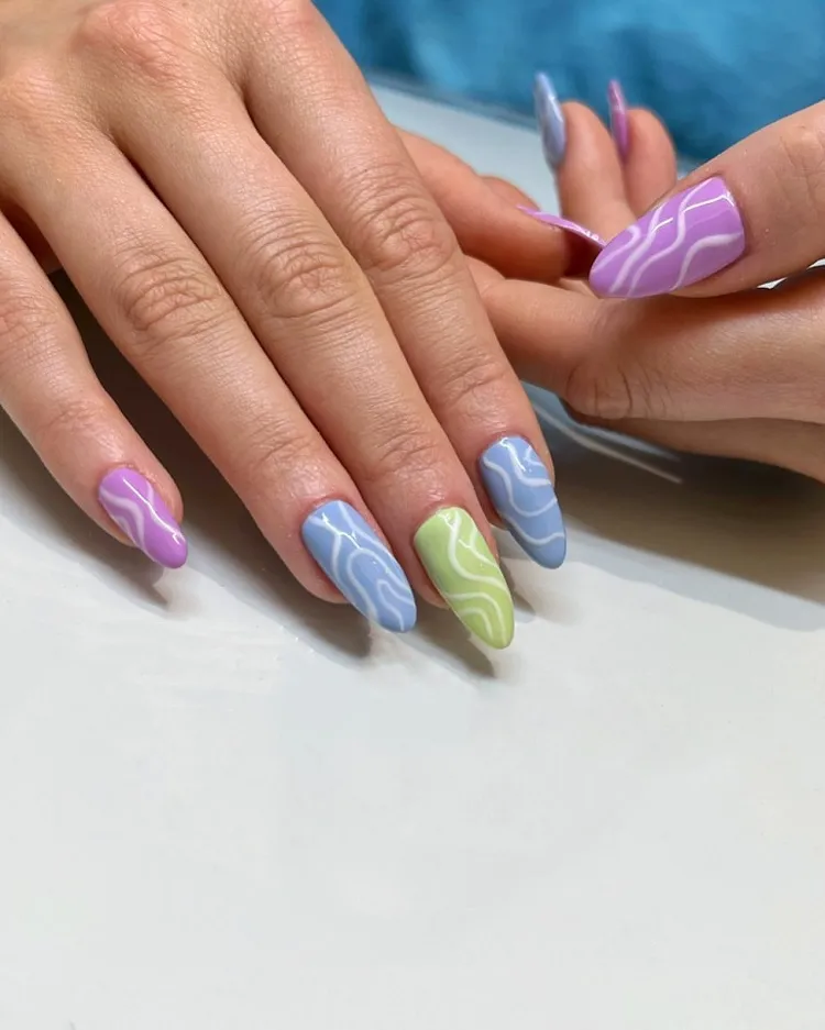 tendance swirl nails manucure dépareillée multicolore femme tendance déco nail art été 2023