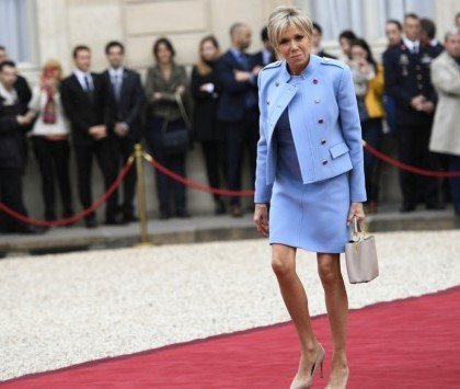 tenue femme 60 ans élégante brigitte macron