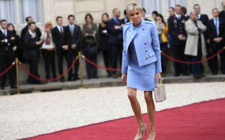 tenue femme 60 ans élégante brigitte macron