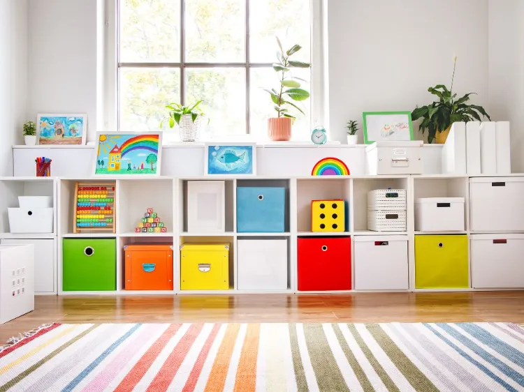 accessoires colorés pour le rangement ranger les jouets dans une petite chambre astuces espace organisé