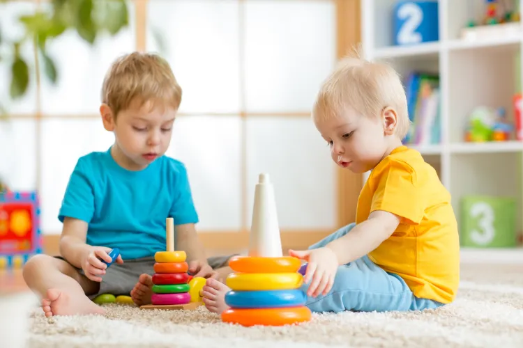 assembler des jouets avec des enfants sous forme de jeu astuces espace organisé bébé fille garcon lit tiroirs