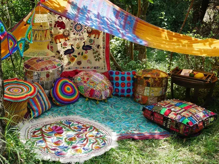boho yoga hippie coin dans le jardin avec des coussins et des tapis