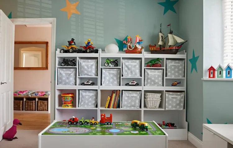 boîtes de rangement pour les jouets dans une petite chambre astuces espace organisé bébé fille garcon enfants lit tiroirs