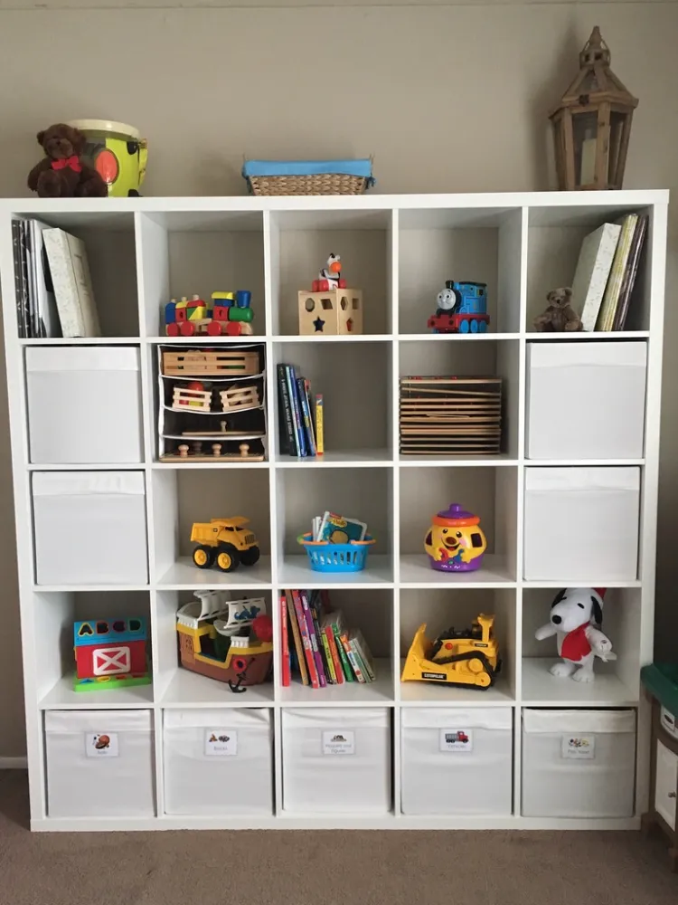 boîtes de rangement pour les jouets dans une petite chambre astuces espace organisé bébé fille garcon lit tiroirs