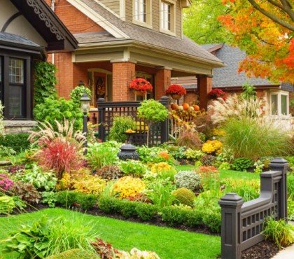 jardin coloré en automne idées romantique colore plantes aromatiques tailler après été arrosage