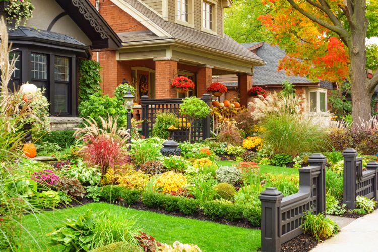 jardin coloré en automne idées romantique colore plantes aromatiques tailler après été arrosage