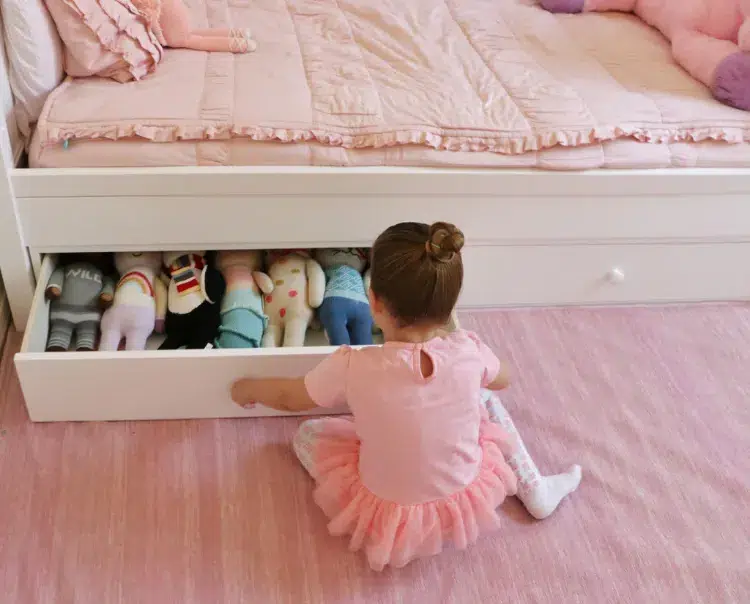 lits avec tiroirs ranger les jouets dans une petite chambre astuces espace organisé bébé fille