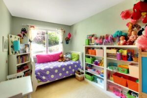 ranger les jouets dans une petite chambre astuces espace organisé bébé fille garcon lit tiroirs