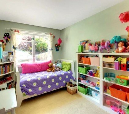 ranger les jouets dans une petite chambre astuces espace organisé bébé fille garcon lit tiroirs