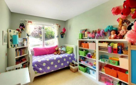 ranger les jouets dans une petite chambre astuces espace organisé bébé fille garcon lit tiroirs