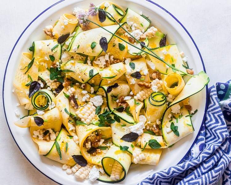 recette courgettes crues marinées salade d'été composée facile à réaliser