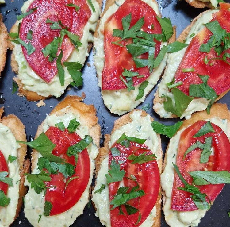 recette de bruschetta maison avec tartinade d'avocat et tomates