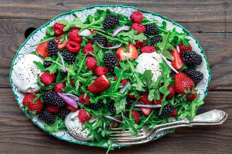 recette salade aux mures buratta roquette fraises