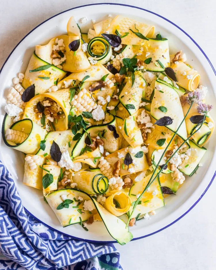 salade de courgettes marinÉes au maÏs et À la feta