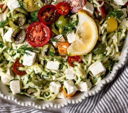 salade de courgettes crues râpées avec des tomates, des olives et du feta