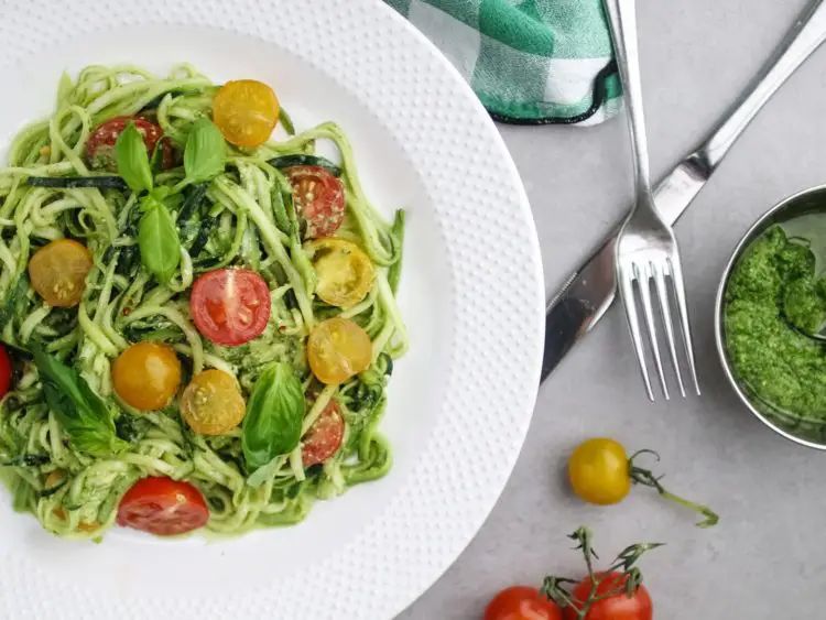 spaghetti de courgettes crues rapide fraiche famille été tomates à la minute recette