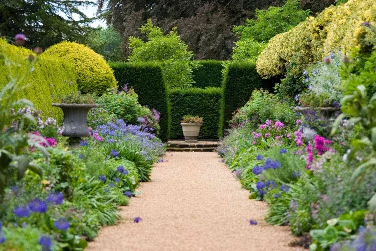 structuration du terrain comment faire un jardin anglais plantes couleurs meubles decoration elements fleurs conseils