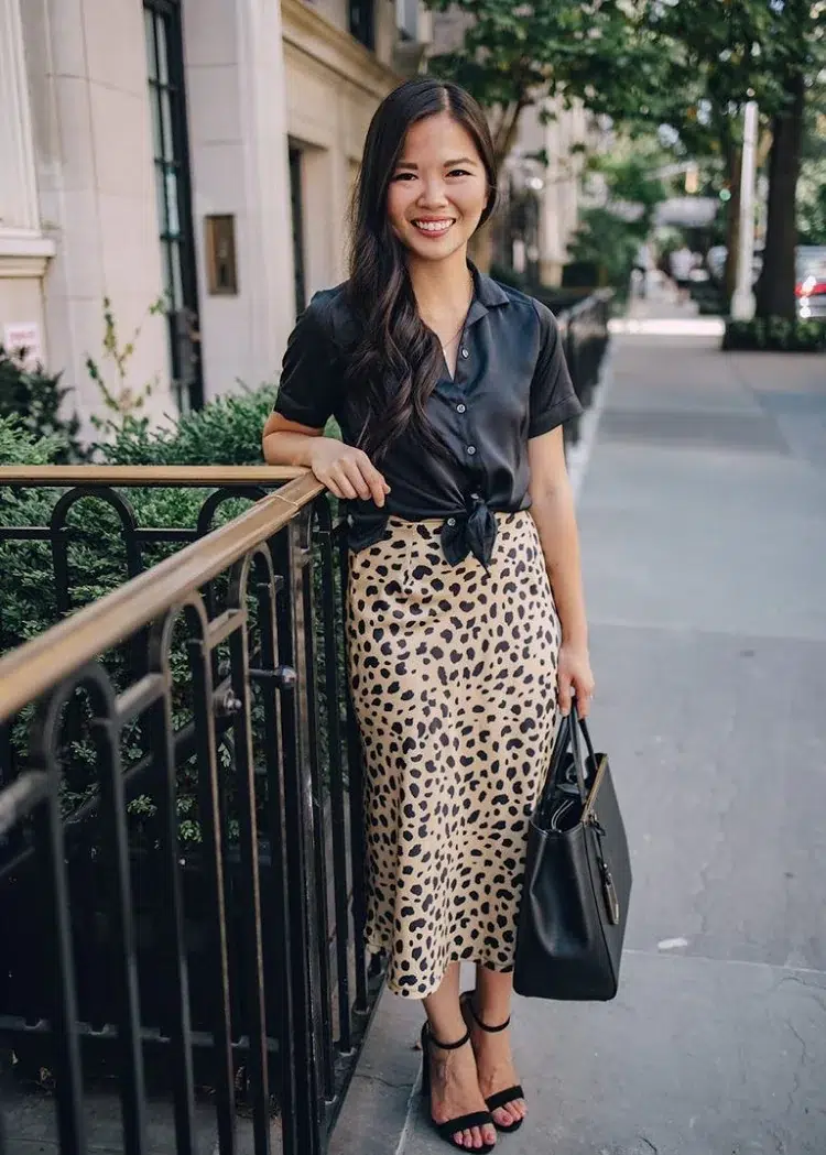 tenue avec jupe léopard au bureau