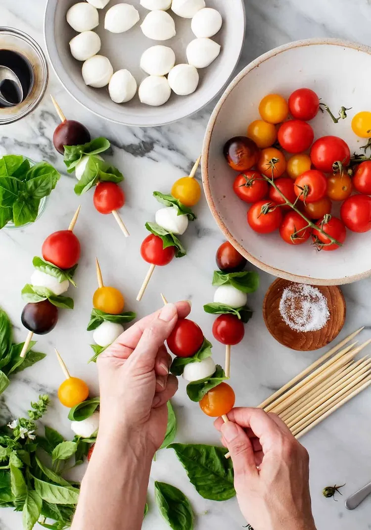 apéro dînatoire facile mini brochettes caprese tomates cerises billes de mozzarella basilic