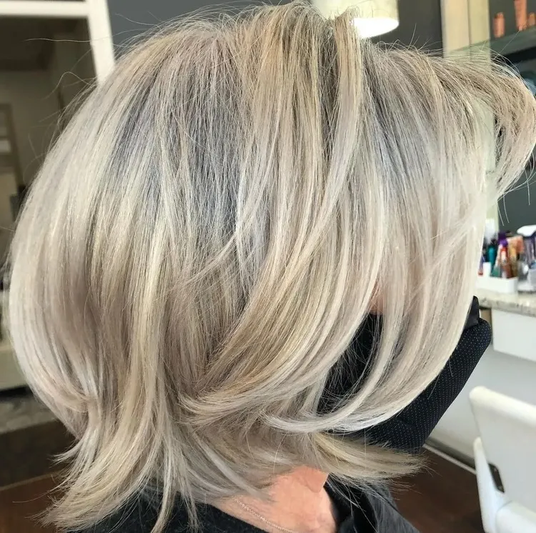 balayage blond sur cheveux grisonnants coloration tendance femme 60 ans