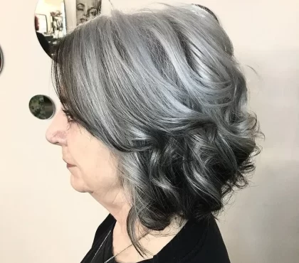 balayage inversé sur cheveux gris idée tendance coloration femme 60 ans