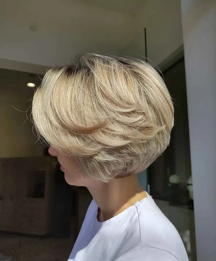 carré dégradé effet plumage feathered bob haircut femme cheveux courts fins blonds