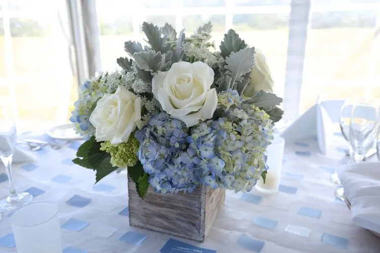 centre de table avec hortensia et roses composition florale mariage fin été septembre