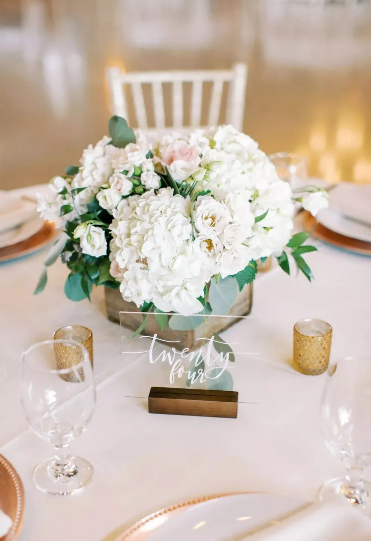 centre de table avec hortensia roses eucalyptus