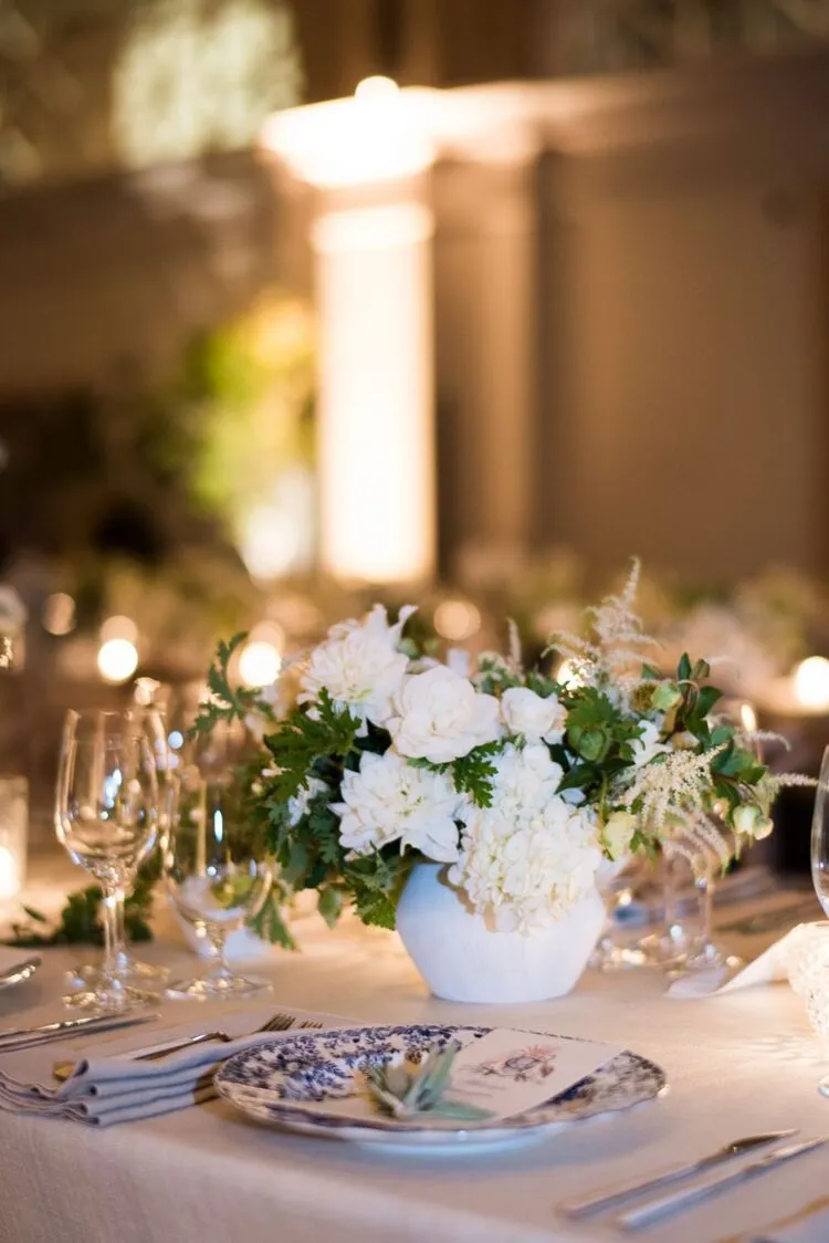 centre de table mariage avec hortensia roses et verdure