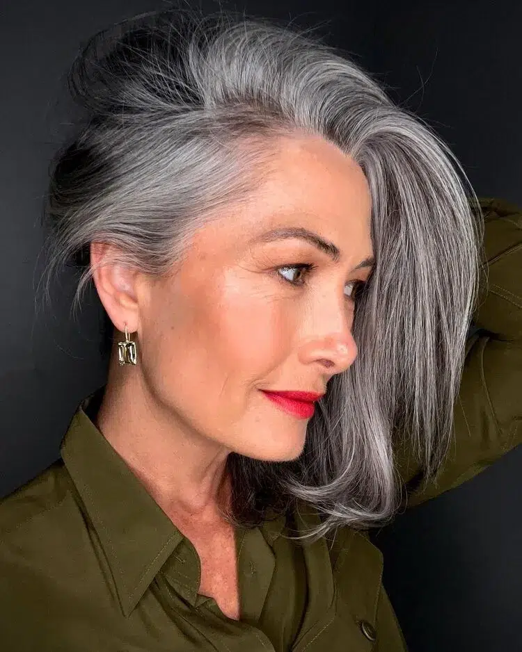 c'est quoi le grey blending idée balayage sur cheveux gris tendance
