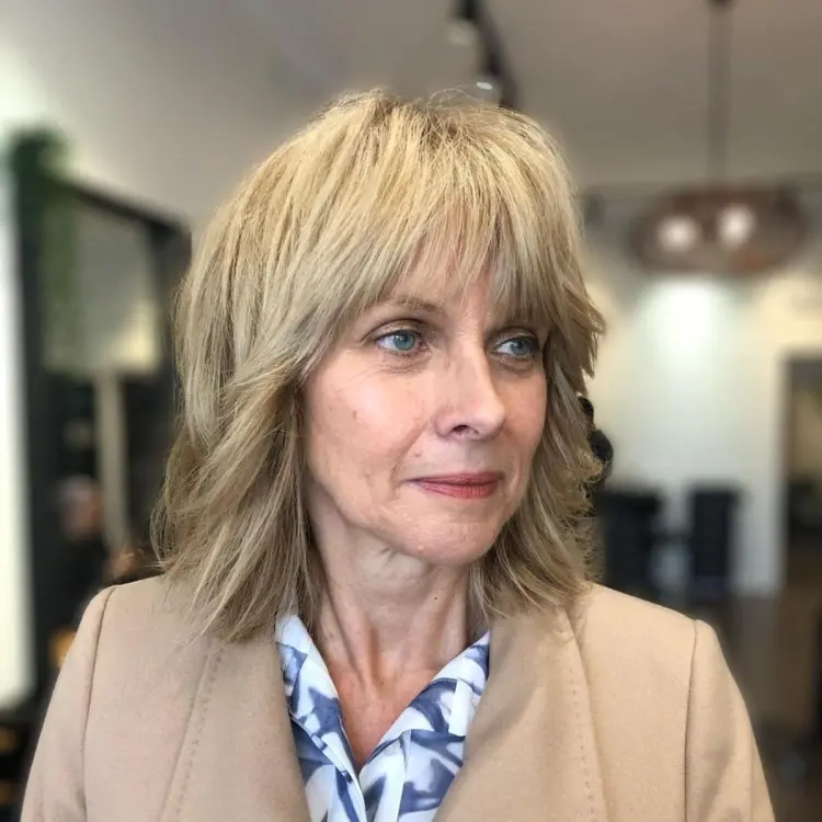 coiffure femme 60 ans 2023 tendance dégradé avec frange cheveux blancs