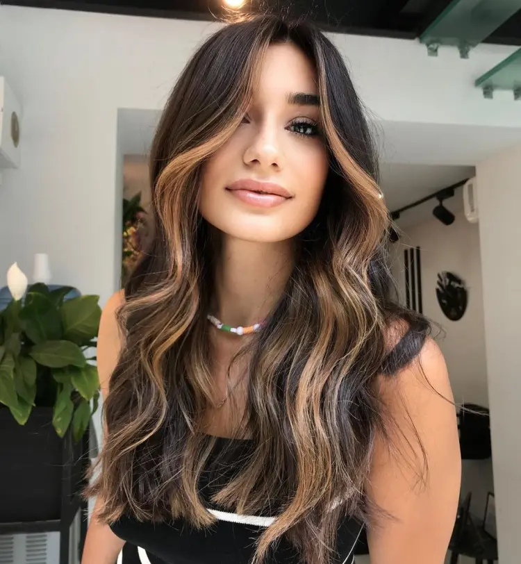 coiffure pour mettre en valeur le balayage cheveux longs caramel tendance rentrée 2023