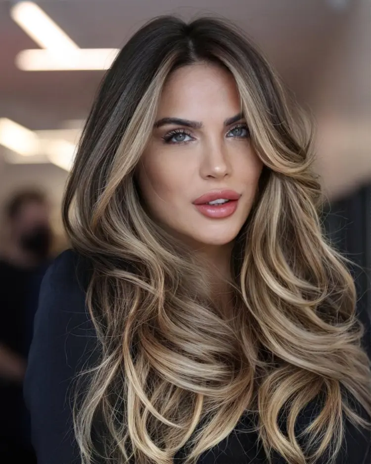 coiffure pour mettre en valeur le balayage tendance 2023 cheveux longs