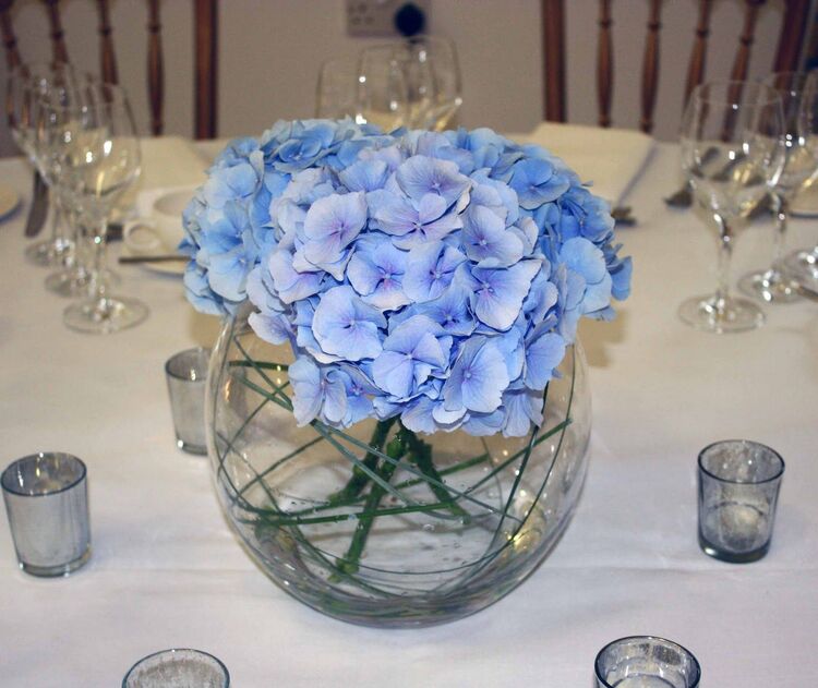 comment faire une composition florale avec des hortensias bleue idées mariage