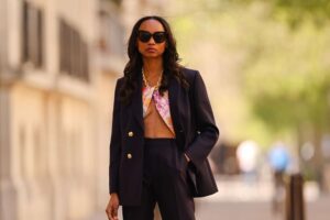 comment porter un carré hermès en soie satin femme à la rentrée 2023 idées tenues